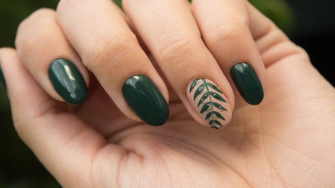 une femme aux ongles porcelaines verts