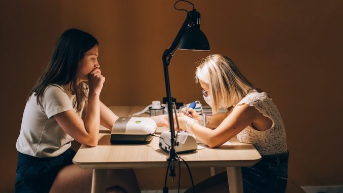 une femme fait une manucure ecologique et vegetalienne dans un institut