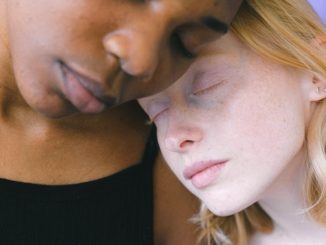 Deux jeunes femme à la peau éclatante