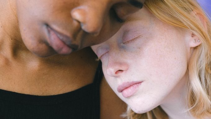 Deux jeunes femme à la peau éclatante