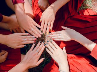 6 femmes comparent leurs ongles