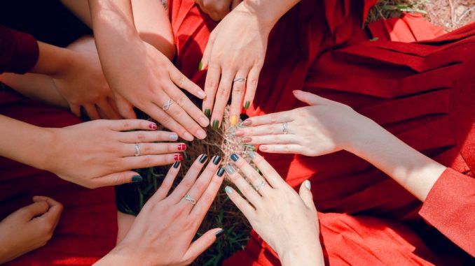 6 femmes comparent leurs ongles