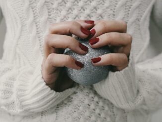 ongles en hiver et boule de neige