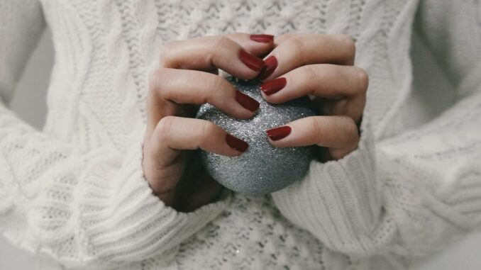 ongles en hiver et boule de neige